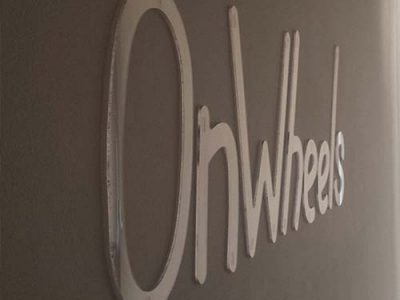 OnWheels pleksist logo